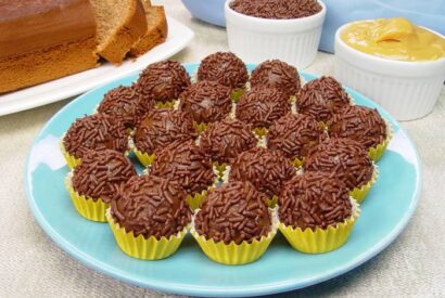 Thumbnail for Brigadeiros de Chocolate… Mais Fácil não há