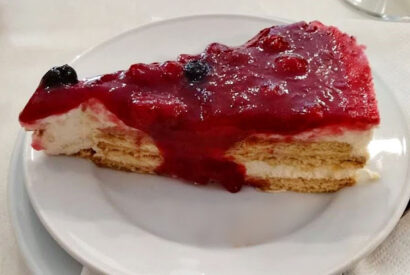 Thumbnail for Bolo de bolacha com cobertura de frutos vermelhos – fica perfeito, delicioso e cheio de sabor