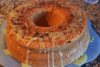 Thumbnail for Pão de Ló com Cobertura de Chocolate Branco e Raspas de Chocolate de Leite