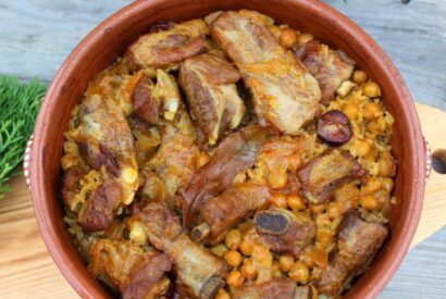 Thumbnail for Receita Tradicional de Entrecosto com Arroz e Grão feito num tacho de barro.