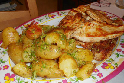 Thumbnail for Receita Facil e Rapida de Bifes de Peru Grelhados em Crosta de Coentros com Batatas Douradas