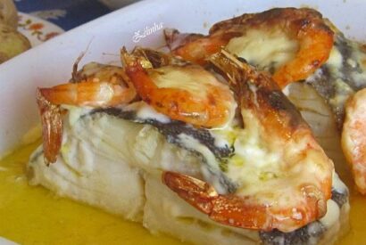 Thumbnail for Bacalhau no Forno com Béchamel. Um prato tradicional português com batatas, camarão e molho cremoso. Esta receita fica uma delicia.