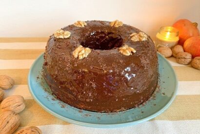 Thumbnail for Bolo de cenoura e nozes com cobertura de chocolate
