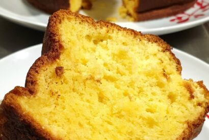 Thumbnail for Este bolo fica delicioso…com um leve sabor a laranja e tão mas tão fofinho que pode parecer um sonho…