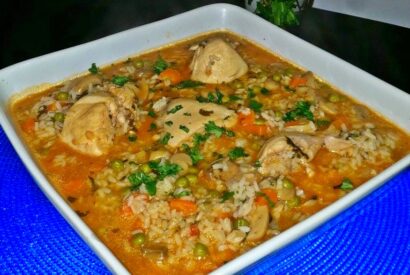 Thumbnail for Arroz de Frango com Ervilhas e Cenouras-Depois de provar, este prato vai se tornar o seu novo favorito!