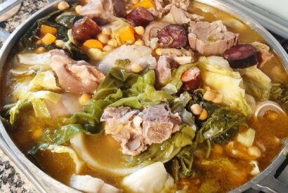 Thumbnail for Descobre como fazer um delicioso cozido de grão com legumes e carne, perfeito para refeições cheias de sabor. Receita fácil e cheia de tradição!