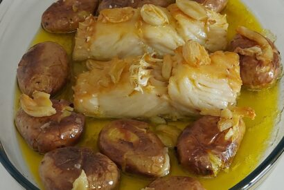 Thumbnail for Bacalhau no Forno com Batatas a Murro e Alho em Azeite – Receita Tradicional Portuguesa