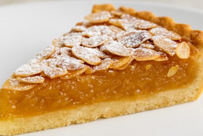 Thumbnail for Tarte Cremosa de Maçã e Amêndoa – Tão Boa Que Vai Desaparecer Num Instante!