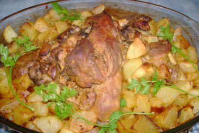 Thumbnail for Descubra como fazer uma perna de peru assada no forno com ervas aromáticas, vinho branco e batatinhas douradas.