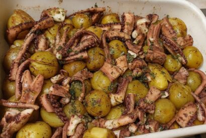 Thumbnail for Receita de Polvo à Lagareiro que fica uma verdadeira maravilha…