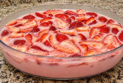 Thumbnail for Delicia de Morango, com poucos ingredientes e pronta em pouco tempo, é daquelas receitas que sai sempre bem.