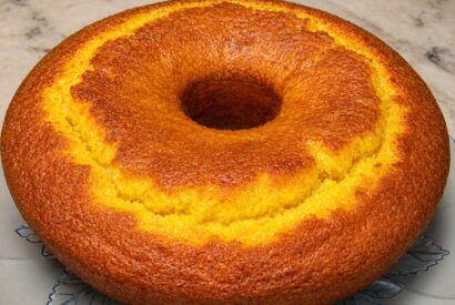 Thumbnail for Bolo de laranja inteira fofinho e fácil, com sabor intenso e textura húmida.