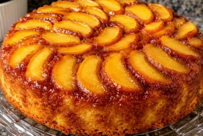 Thumbnail for Este bolo de maçã caramelizado fica tão fofinho e húmido que é impossível comer só uma fatia.