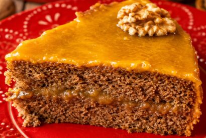 Thumbnail for Este bolo de noz com creme de ovos fica tão fofinho e delicioso que parece saída de uma pastelaria.