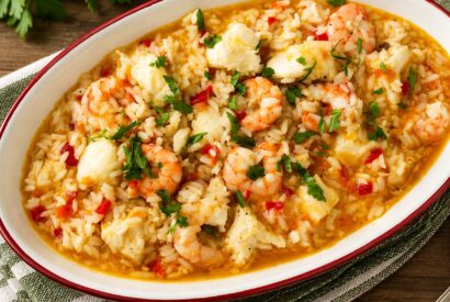 Thumbnail for Este arroz de peixe com camarão fica tão malandrinho e saboroso que sabe mesmo a comida de conforto.