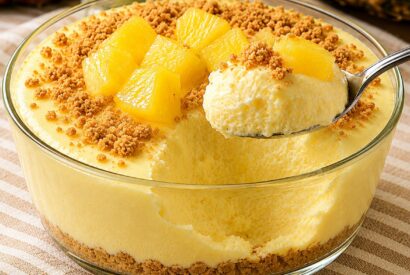 Thumbnail for Mousse de ananás cremosa, fresca e muito fácil de preparar.
