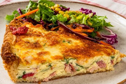 Thumbnail for Esta Quiche Rápida é daquelas receitas que dão sempre jeito.