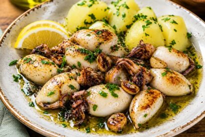Thumbnail for Os Choquinhos à Algarvia são um verdadeiro clássico da gastronomia portuguesa.