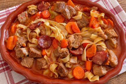 Thumbnail for Carne de Porco Guisada com Massa Meada e Linguiça